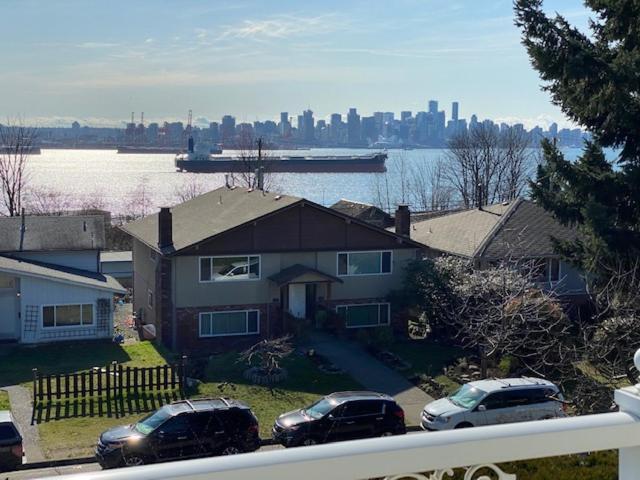 Ocean Breeze Executive Bed And Breakfast North Vancouver Exterior photo